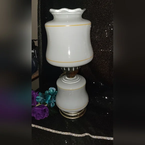 Vintage Victorian Hurricane Lamp from 1967 - Picture 8 of 8